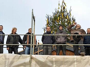 Zimmerermeister Hans Stübinger (zweiter von rechts) leert nach getanem Aufrichtspruch für die künftige "Kultur.Werk.Stadt" das Glas, um es dann am Boden zu zerschmettern. Fotos: Rainer Lutz