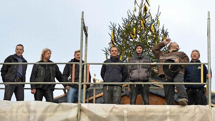 Zimmerermeister Hans Stübinger (zweiter von rechts) leert nach getanem Aufrichtspruch für die künftige "Kultur.Werk.Stadt" das Glas, um es dann am Boden zu zerschmettern. Fotos: Rainer Lutz