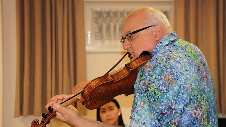 Im Unterricht greift der K&uuml;nstlerische Leiter Adam Kostecki auch schon mal selbst zur Geige. Foto: Kerstin V&auml;th