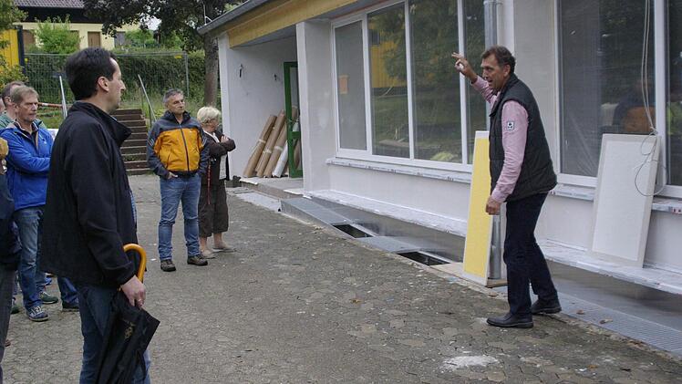 Architekt Thomas Ruser (r.) erläuterte dem Gemeinderat das weitere Vorgehen bei der Sanierung der Fuchsstädter Schule. Foto: Winfried Ehling