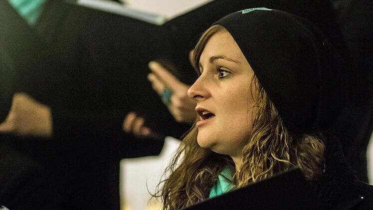 In der Heilig-Kreuz-Kirche begeisterte das "Vocalensemble Coburg" unter der Leitung von Stefanie Berg mit einem außgergewöhnlich vielseitigen Programm. Foto: Jochen Berger
