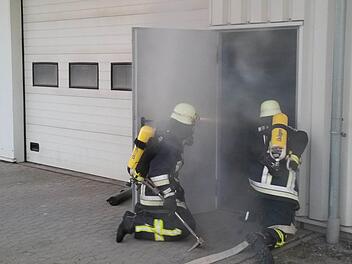 Mit regelmäßigen Übungen bereitete sich die FFW Eltingshausen auf Ernstfallsituationen vor, darunter auch mit Atemschutzübung. Foto: Stefan Geiger
