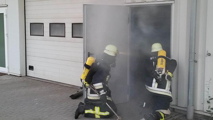 Mit regelmäßigen Übungen bereitete sich die FFW Eltingshausen auf Ernstfallsituationen vor, darunter auch mit Atemschutzübung. Foto: Stefan Geiger