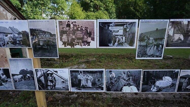 Die alten Bilder von Weißenbach waren ein Anziehungspunkt für die vielen Besucher des Dorffestes. Foto: Marion Eckert