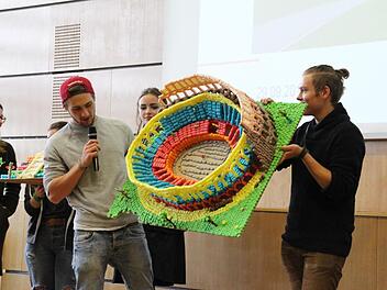 Bekanntschaften schließen überm gemeinsamen Werkeln und über den eigenen Fachbereich hinaus: Gruppen von Studierenden präsentierten am Freitag die Modelle und Möbel, die sie am Donnerstag gemeinsam gefertigt hatten. Foto: Simone Bastian