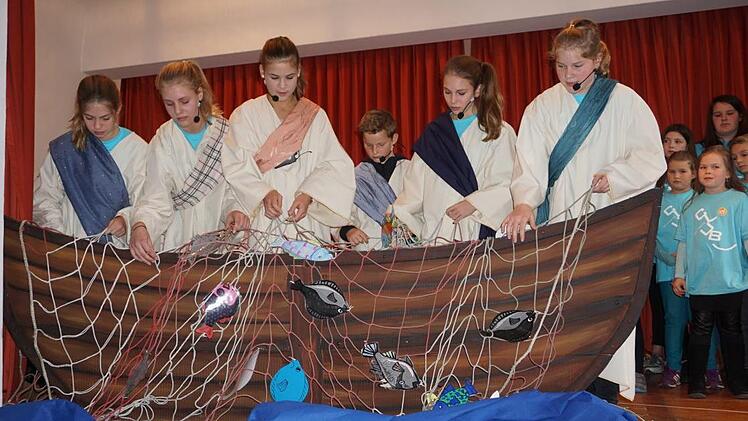 Das Mini-Musical "Ich geh jetzt fischen" spielten die Kisi-Kids im Bischofsheimer Rentamt unter Leitung von Ruth Reiß. Foto: Marion Eckert