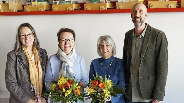 Rektor Karl-Heinz Deublein (rechts) und Konrektorin Sibylle Hartung (links) verabschiedeten  Lehrerin Rosy Demmer (2. von links) und  Verwaltungsangestellte Iris Scheit  in den Ruhestand. Horst-G&uuml;nter Ziegler