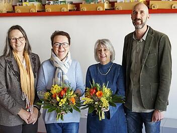 Rektor Karl-Heinz Deublein (rechts) und Konrektorin Sibylle Hartung (links) verabschiedeten  Lehrerin Rosy Demmer (2. von links) und  Verwaltungsangestellte Iris Scheit  in den Ruhestand. Horst-Günter Ziegler