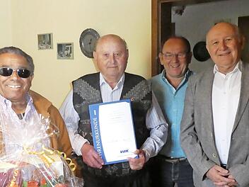 Bei der Ehrung (v. l.): Stellvertretender Ortsvorsitzender Oskar Dietz, Jubilar Josef Welsch, Kreisvorsitzender Anton Hammer und Ortsvorsitzende Werner Löblein Foto: privat
