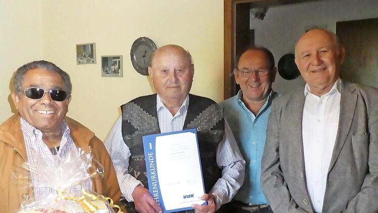 Bei der Ehrung (v. l.): Stellvertretender Ortsvorsitzender Oskar Dietz, Jubilar Josef Welsch, Kreisvorsitzender Anton Hammer und Ortsvorsitzende Werner Löblein Foto: privat