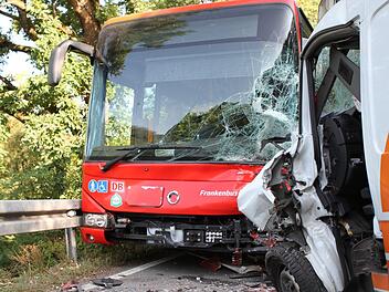 Beim Zusammenprall eines Transporters und eines Linienbusses worden mehrere Menschen verletzt. Foto: Jochen Nützel
