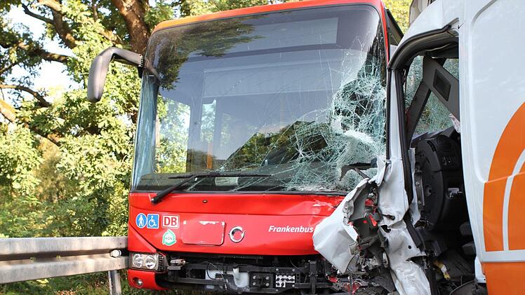 Beim Zusammenprall eines Transporters und eines Linienbusses worden mehrere Menschen verletzt. Foto: Jochen Nützel