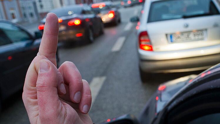 Ein 26-j&auml;hriger Autofahrer ist auf der B173 bei Lichtenfels von einem Porschefahrer massiv gen&ouml;tigt worden.  Symbolfoto: Jens B&uuml;ttner/dpa