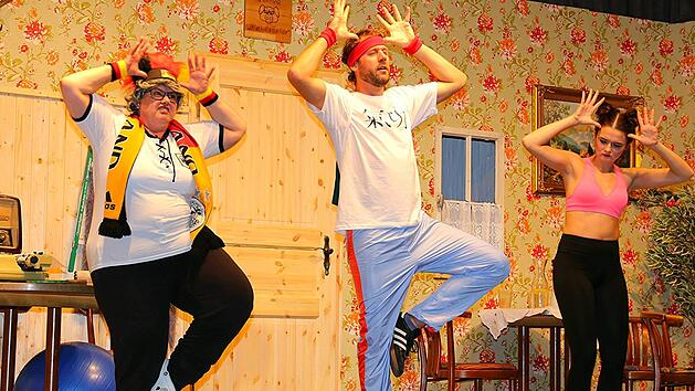 Meister Hoi (Andr&eacute; Roder), Oma Hilde (Christine Dinkel) und Enkelin Wilma (Denise G&ouml;bel) bei der exotischen &Uuml;bung "Der fliegende Hirsch". Foto:  Gerd Klemenz