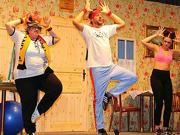 Meister Hoi (Andr&eacute; Roder), Oma Hilde (Christine Dinkel) und Enkelin Wilma (Denise G&ouml;bel) bei der exotischen &Uuml;bung "Der fliegende Hirsch". Foto:  Gerd Klemenz