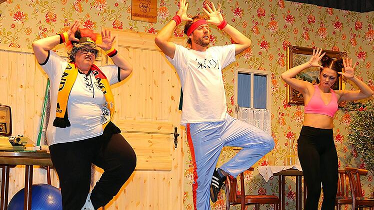 Meister Hoi (Andr&eacute; Roder), Oma Hilde (Christine Dinkel) und Enkelin Wilma (Denise G&ouml;bel) bei der exotischen &Uuml;bung "Der fliegende Hirsch". Foto:  Gerd Klemenz