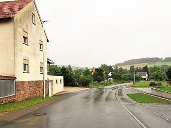 Die Ortsstraße "Hinter der Mauer" nach dem verspäteten Ausbau zur Erschließungsstraße.  Foto: Thomas Kirchner