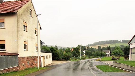 Die Ortsstraße "Hinter der Mauer" nach dem verspäteten Ausbau zur Erschließungsstraße.  Foto: Thomas Kirchner