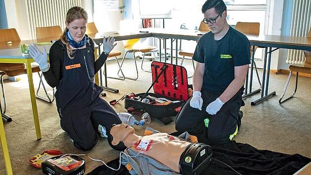Lena Gropp mit ihrem Kameraden bei der Herz-Lungen-Wiederbelebung Foto: Horst Auer