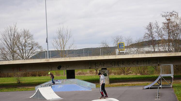 Die Münnerstädter Jugend ist froh, dass es den Skaterplatz gibt. Foto: Heike Beudert