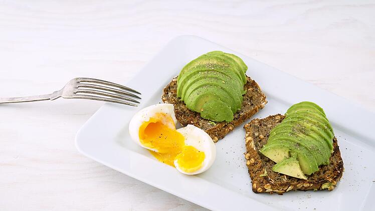 Avocado liefert nicht nur gesunde Fette und allerlei Vitamine, sondern schmeckt auch richtig gut. Zu einem Avocado Brot wird gerne Ei gegessen.