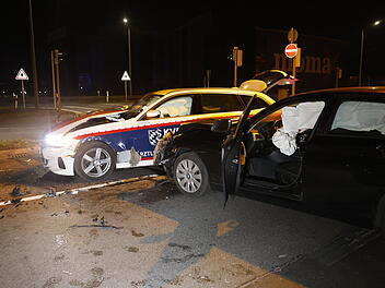 Nürnberg: Wer hatte Grün? Auto kollidiert an A73-Auffahrt mit ärztlichem Bereitschaftsdienst - ein Mensch verletzt