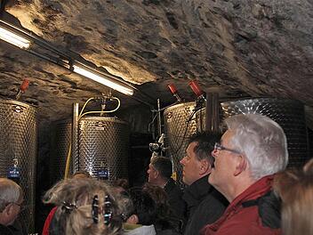 Der kleine Felsenkeller des Winzerbetriebs Plewe ist  mit den Anlagen voll bestückt.   Fotos: Gerd Schaar