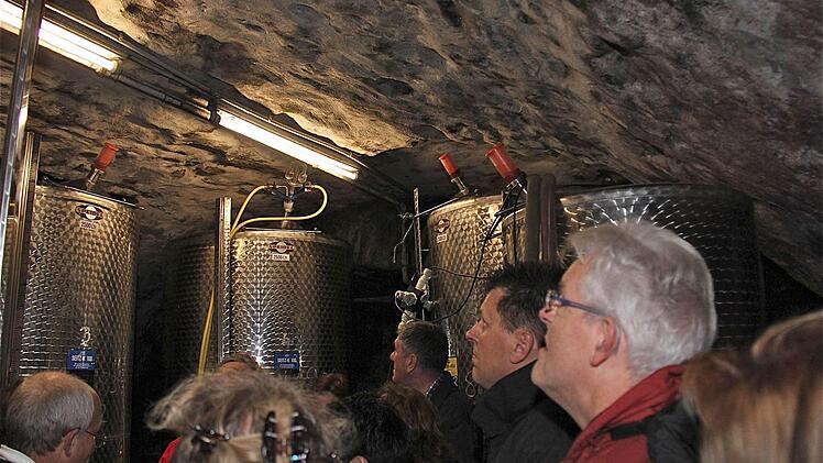 Der kleine Felsenkeller des Winzerbetriebs Plewe ist  mit den Anlagen voll bestückt.   Fotos: Gerd Schaar