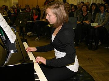 Veronika Hahn hatte gleich zwei Klavierstücke einstudiert. Fotos:  Sonja Adam
