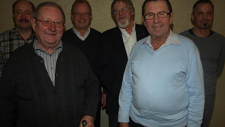 Für langjährige Mitgliedschaft zeichnete Rainer Schmitt (links) Helmut Müller, Engelbert, Klein, Armin Stahl, Reinhard Erhard und Werner Hofmann aus  (von links)
