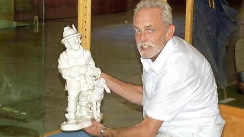 Museumsleiter Lothar Hofmann bestückt die Vitrinen.