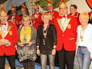Geehrte Narren: Den FVF-Verdienst- oder Sessions-Orden erhielten (von links) Hubert Schmitt, Karin Kaiser, Ursula Nieß, Christian Albert und Andrea Hälbig von den Auraer Faschingsfreunden.  Fotos: Winfried Ehling