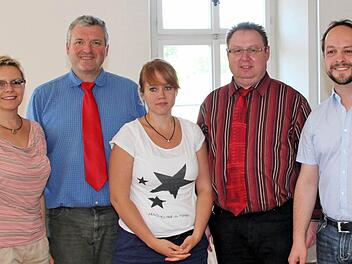 Der engere Vorstand des SPD-Unterbezirks Rhön-Haßberge: rechts der neue Vorsitzende Matthias Kihn, neben ihm Kassier Bernd Bieber, Schriftführerin Carolin Holzinger und der bisherige Vorsitzende und jetzige Stellvertreter Jürgen Hennemann. Links die Bundestagsabgeordnete Sabine Dittmar. Es fehlt die stellvertretende Vorsitzende Karen Pohle.  Foto: riz