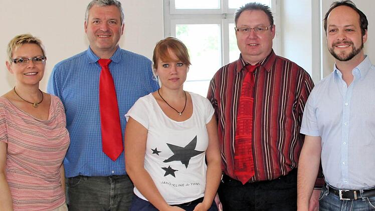 Der engere Vorstand des SPD-Unterbezirks Rhön-Haßberge: rechts der neue Vorsitzende Matthias Kihn, neben ihm Kassier Bernd Bieber, Schriftführerin Carolin Holzinger und der bisherige Vorsitzende und jetzige Stellvertreter Jürgen Hennemann. Links die Bundestagsabgeordnete Sabine Dittmar. Es fehlt die stellvertretende Vorsitzende Karen Pohle.  Foto: riz