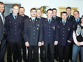 Der neue Vorstand mit Gästen (von links): Bürgermeister Martin Mittag, Thomas Fischer, KBM Karl-Ludwig Schmidt, Christian Schirling, Heiko Schwierzke, Gerhard Eiermann, Tobias Fischer, Alexander Vogt, Markus Schirling, Thomas Fischer, Melanie Ritz.  Foto: Bettina Knauth