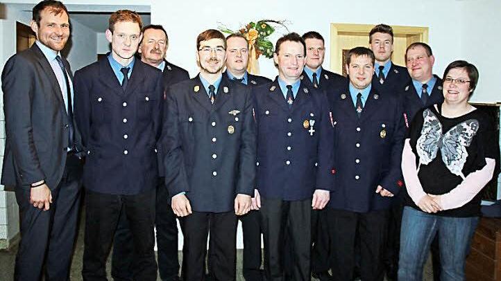 Der neue Vorstand mit Gästen (von links): Bürgermeister Martin Mittag, Thomas Fischer, KBM Karl-Ludwig Schmidt, Christian Schirling, Heiko Schwierzke, Gerhard Eiermann, Tobias Fischer, Alexander Vogt, Markus Schirling, Thomas Fischer, Melanie Ritz.  Foto: Bettina Knauth