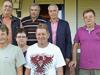Der neu gewählte Vorstand des 1. FC Horb: (vorne von links) 1. Vorstand Frank Kestel, 2. Vorstand Thomas Schmitt; (dahinter) Ausschussmitglied Sabine Zachmann; (oben von links) Kassenprüfer Reinhold Sterzer, Platzwart Günther Zachmann, Bürgermeister Gregor Friedlein-Zech, Geschäftsführer Dieter Kestel.  Foto: che