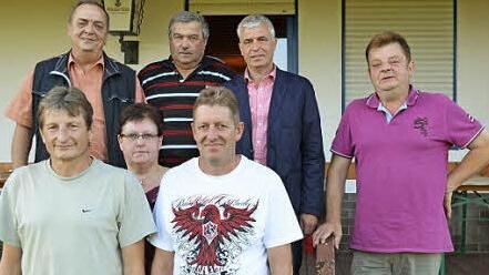 Der neu gewählte Vorstand des 1. FC Horb: (vorne von links) 1. Vorstand Frank Kestel, 2. Vorstand Thomas Schmitt; (dahinter) Ausschussmitglied Sabine Zachmann; (oben von links) Kassenprüfer Reinhold Sterzer, Platzwart Günther Zachmann, Bürgermeister Gregor Friedlein-Zech, Geschäftsführer Dieter Kestel.  Foto: che