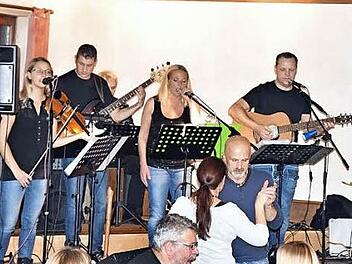 Die Gruppe "Folksam" machte die Musik in Unfinden.  Foto: Gerold Snater