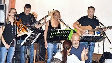 Die Gruppe "Folksam" machte die Musik in Unfinden.  Foto: Gerold Snater