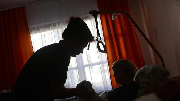 Dass ein 87-jähriger Altenheimbewohner noch am Leben ist, ist dem schnellen, furchtlosen Eingreifen einer Pflegehelferin zu verdanken.   Symbolfoto: Jens Kalaene/dpa