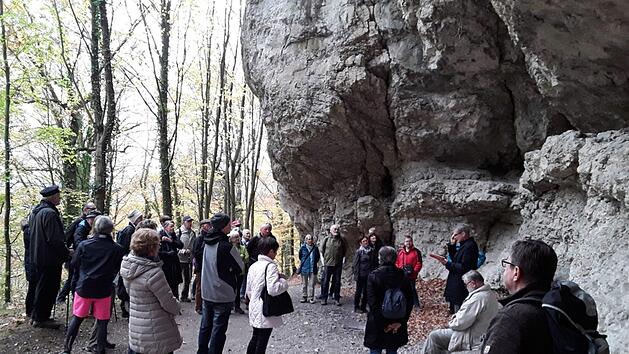 Lesung bei der Wanderung rund um Streitberg Foto: Carmen Schwind