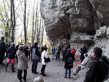Lesung bei der Wanderung rund um Streitberg Foto: Carmen Schwind