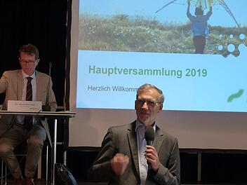 Aufsichtsratsvorsitzender Hermann Falk (l.) und Vorstandsvorsitzender Thomas Banning (am Mikrofon)  Foto: Pauline Lindner