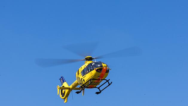 Rettungshubschrauber bringt Verletzten nach Überschlag bei Diespeck ins Krankenhaus