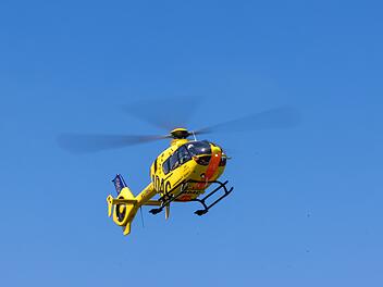 Rettungshubschrauber bringt Verletzten nach Überschlag bei Diespeck ins Krankenhaus