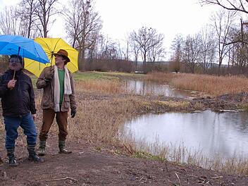 Mit dem vom Landschaftspflegeverband neu gestalteten Lebensraum bei Elsa zufrieden (von links): die beiden Geschäftsführer des Verbandes Frank Reißenweber und Hubertus Sollmann sowie Grundeigentümer Armin Knauf. Foto: Rainer Lutz