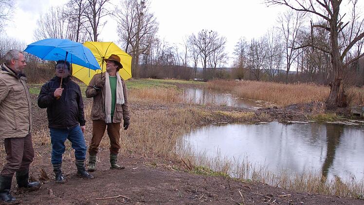 Mit dem vom Landschaftspflegeverband neu gestalteten Lebensraum bei Elsa zufrieden (von links): die beiden Geschäftsführer des Verbandes Frank Reißenweber und Hubertus Sollmann sowie Grundeigentümer Armin Knauf. Foto: Rainer Lutz