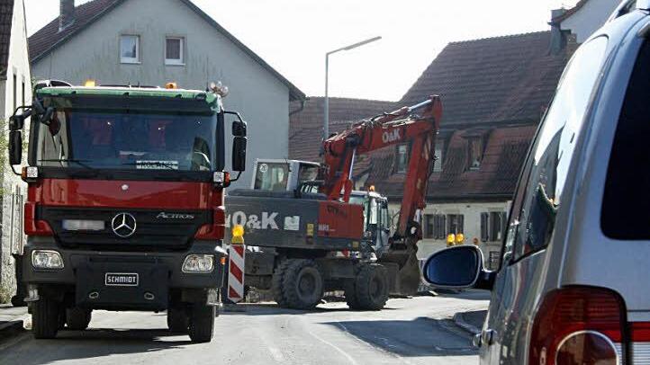 Die Ortsdurchfahrt von Gaibach ist derzeit nur halbseitig befahrbar. Ampeln regeln den Verkehr. Der Schwerlastverkehr wird großräumig umgeleitet.   Foto: Pfannes