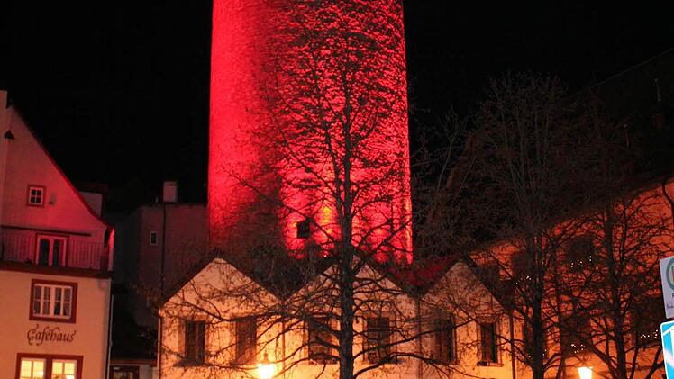Der Marktturm als Kerze leuchtet weithin.